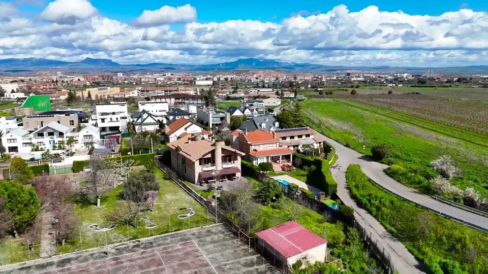 Casa clásica española en vuelo FPV